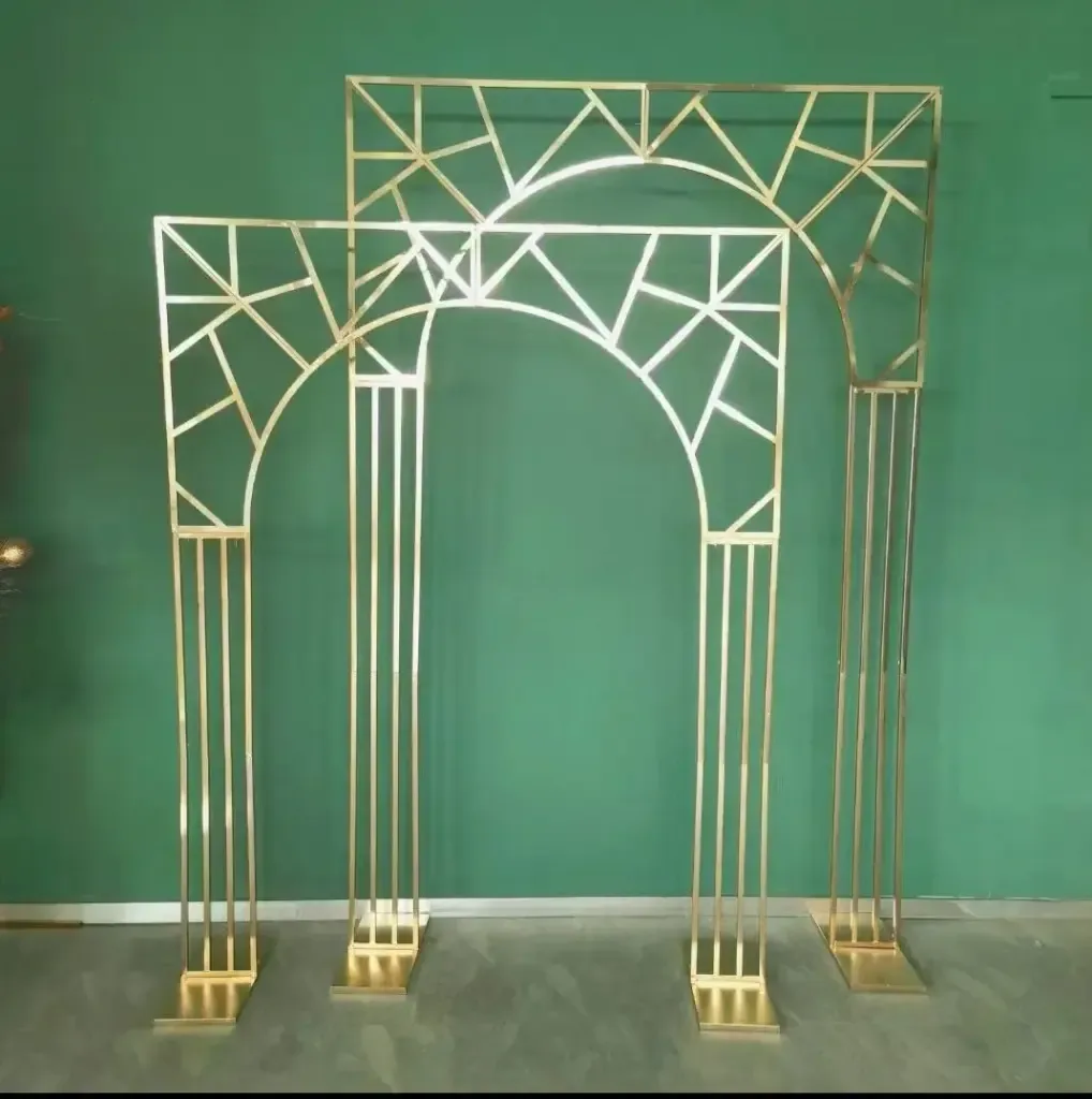 የጂዮሜትሪክ ወርቅ ቀስት ዳራ ኪራይ